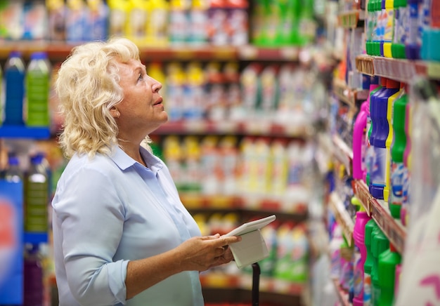 Mulher, com, pad, shopping, para, lar, detergents