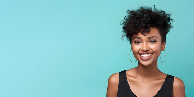 Mulher com pele escura e cabelo curto em fundo azul liso com espaço de cópia para odontologia de beleza cosmética