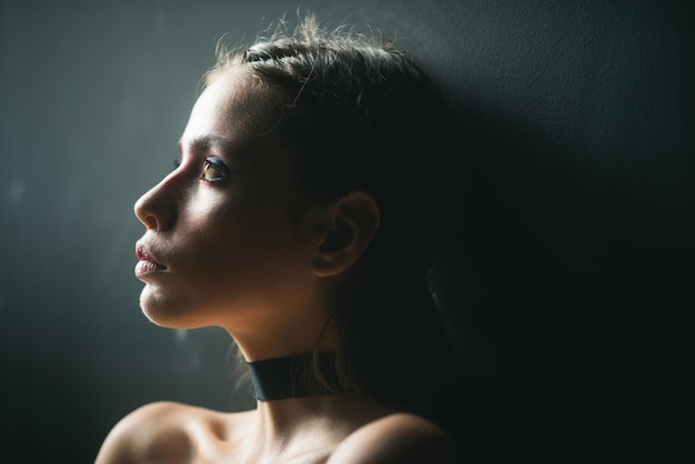 Mulher com pele macia sonhando ou pensando sozinha Mulher com beleza de penteado Cosméticos para rosto e cabeleireiro cabeleireiro Beleza e moda Look de moda de tendência de maquiagem de menina elegante