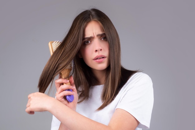 Mulher com pente e cabelo com problema de queda de cabelo e conceito de calvície