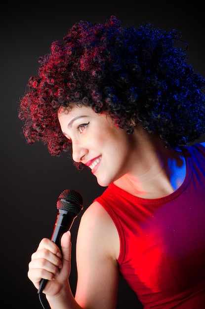 Mulher, com, penteado afro, cantando, em, karaoke