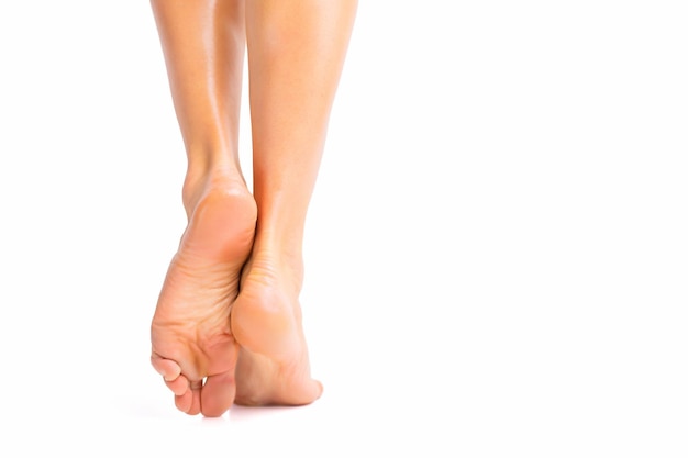 Mulher com pernas saudáveis e pele do pé