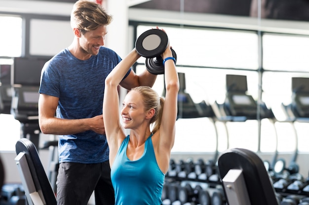 Mulher com personal trainer