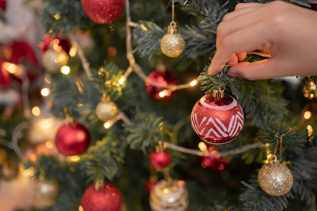 Mulher com presente e presente para a festa de Natal e Ano Novo em casa.