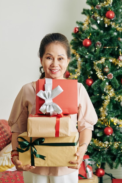 Mulher com presentes de natal