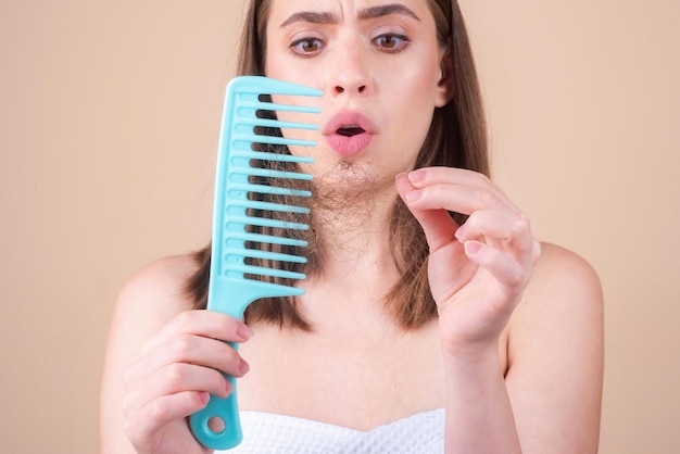 Mulher com problema de cabelo mulher parece chocada com sua cabeça de cabelo perdida careca e conceito de tratamento capilar