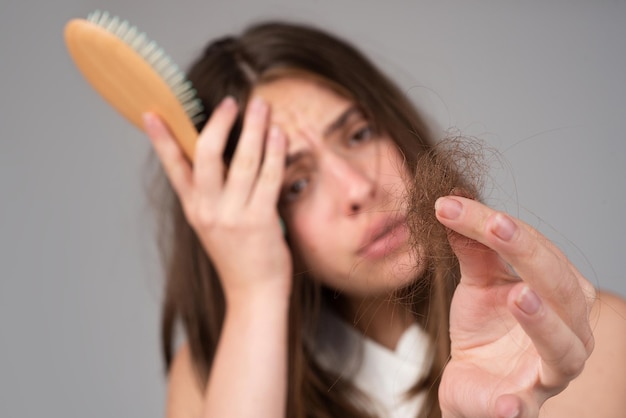 Mulher com problema de perda de cabelo retrato de jovem com um tiro na cabeça careca de uma garota nervosa com ah