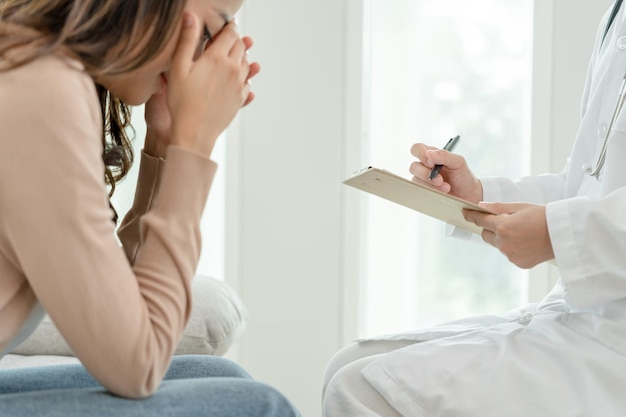 Mulher com problemas de saúde mental está consultando psiquiatra está registrando a condição do paciente para tratamento encorajamento amor e problema familiar depressão bipolar paciente proteger suicídio