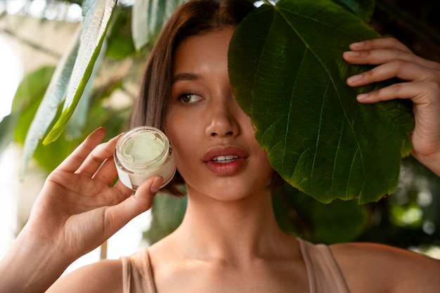 Mulher com produtos de beleza de desperdício zero