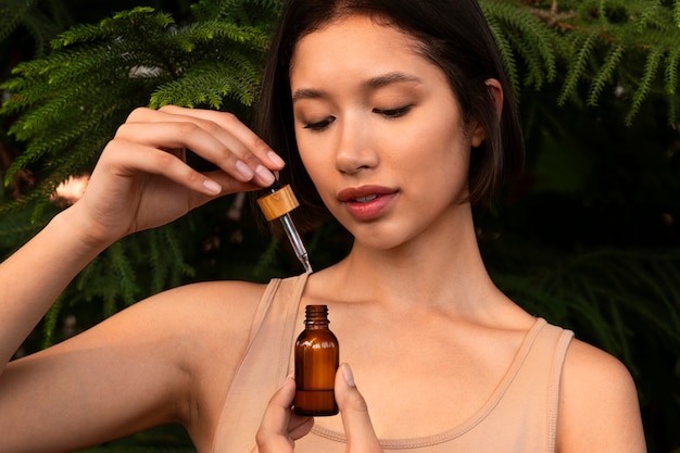 Mulher com produtos de beleza de desperdício zero