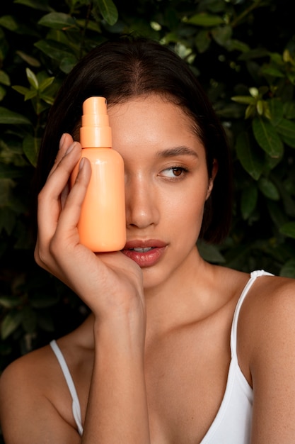 Foto mulher com produtos de beleza de desperdício zero