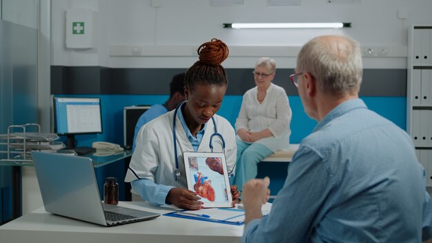 Mulher com profissão de médico segurando um tablet moderno