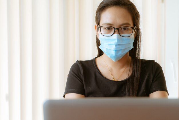 Mulher com proteção de máscara facial durante o trabalho, coronavírus, mulher com máscara médica