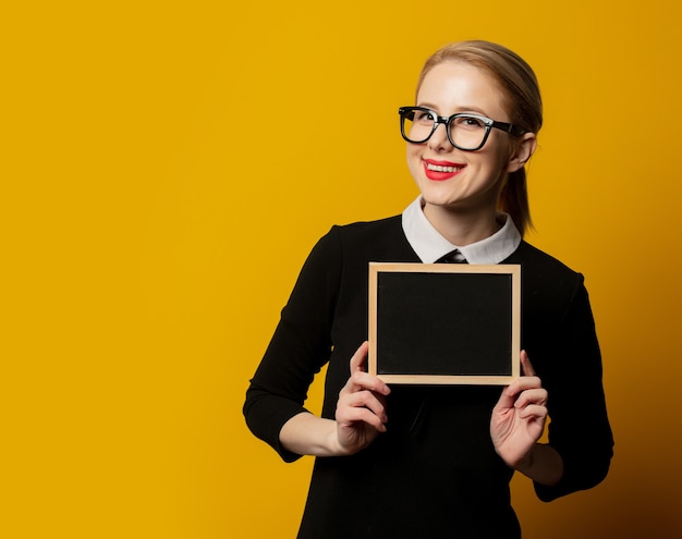 Mulher com quadro de quadro