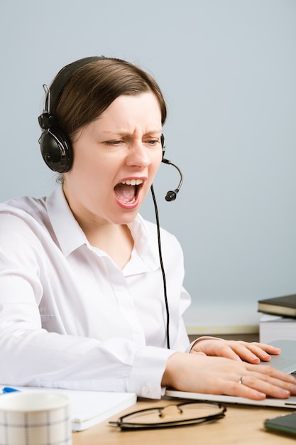 Mulher com raiva gritando com o oponente pelo fone de ouvido. tempo de crise na esfera econômica. expressão irritada.