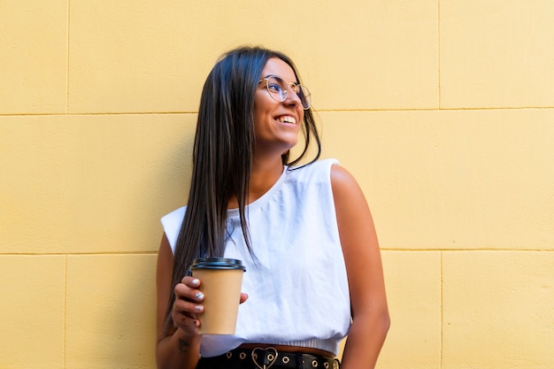 Mulher com retrato de uma xícara de café