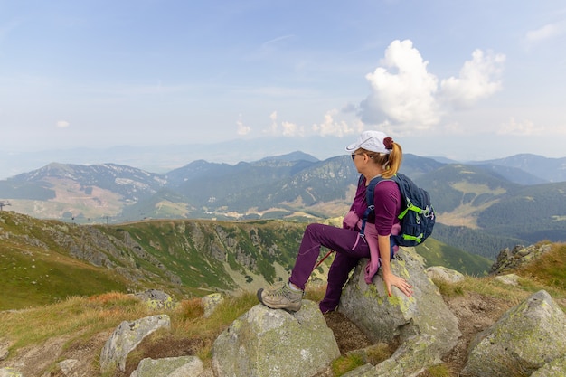 Mulher com roupa de turista olhar para longe nas montanhas. High Tatras. Eslováquia.