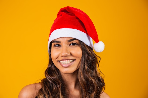 Foto mulher com roupas de ano novo e chapéu de papai noel feriado natal