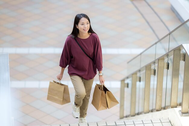 Mulher com saco de compras no centro comercial