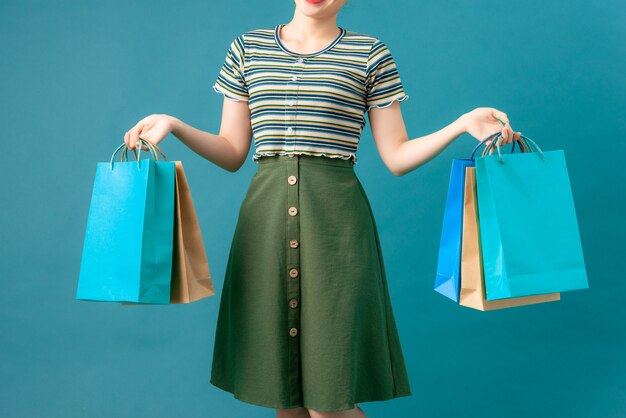 Mulher com sacola de compras colorida