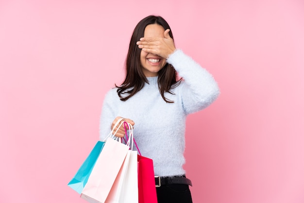 mulher com sacola de compras sobre fundo isolado