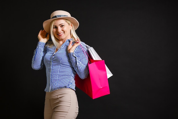 mulher com sacolas de compras na sexta-feira negra