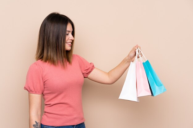 Foto mulher com sacolas de compras