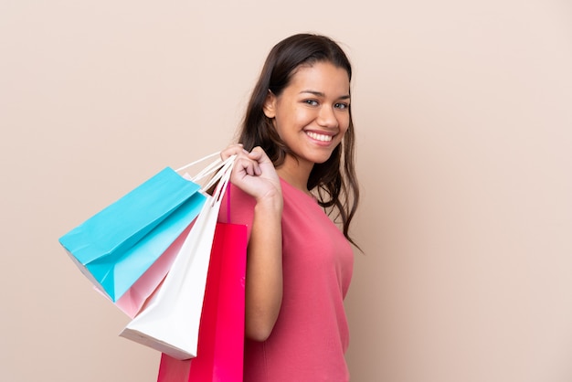 Mulher com sacos de compras sobre parede isolada