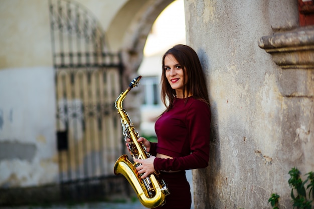 Mulher com saxofone na rua