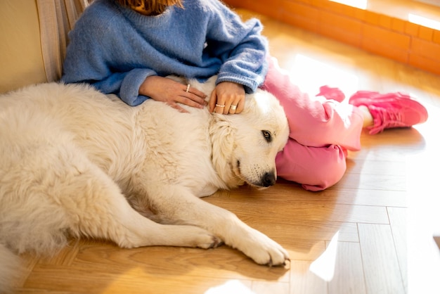 Mulher com seu cachorro em casa