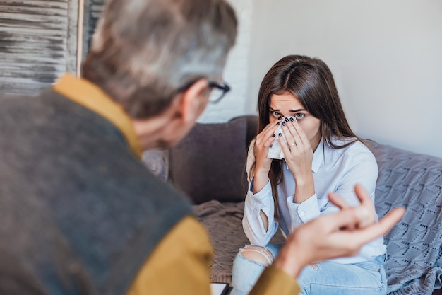 Mulher com seu problema na terapia família