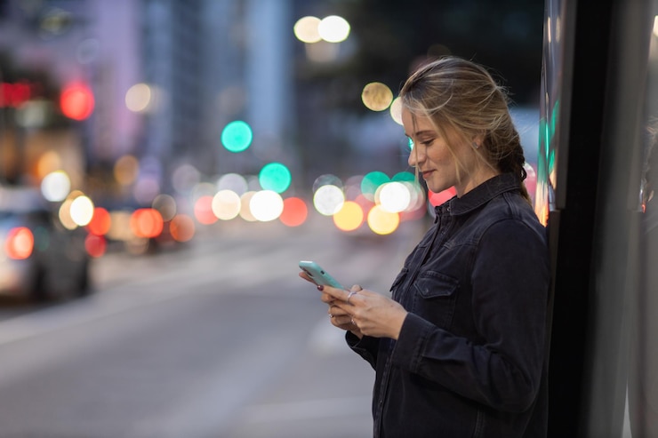 Foto mulher com smartphone à noite na rua tecnologia de telefone móvel urbana