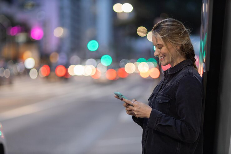 Foto mulher com smartphone à noite na rua tecnologia de telefone móvel urbana