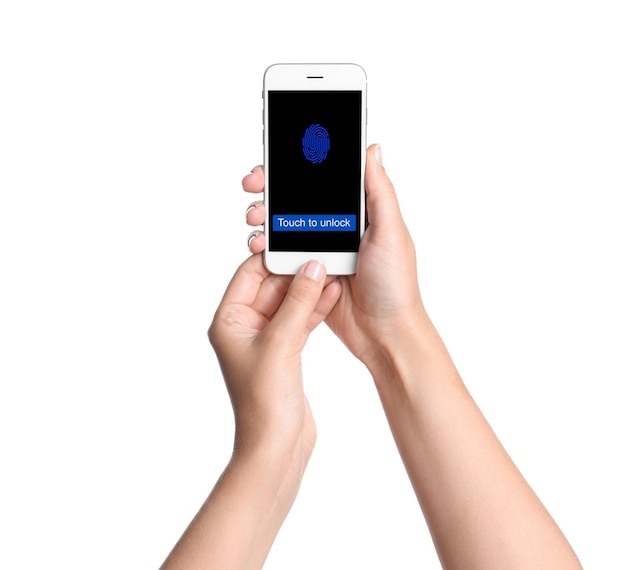 Mulher com smartphone digitalizando impressão digital em fundo branco closeup Identidade digital