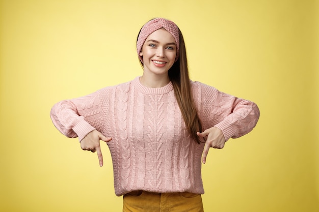 Mulher com suéter rosa sobre amarelo