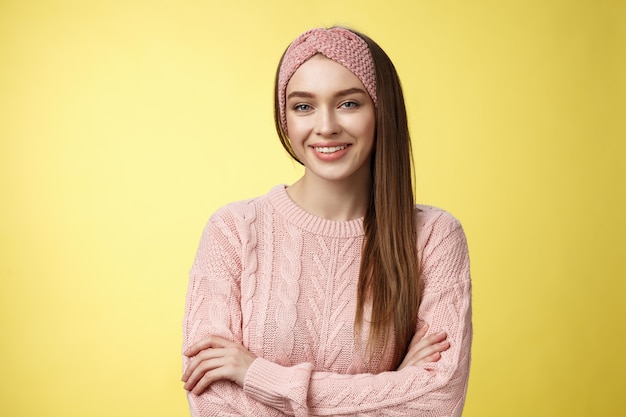 Mulher com suéter rosa sobre amarelo