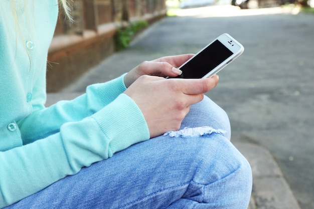 Mulher com telefone celular, ao ar livre