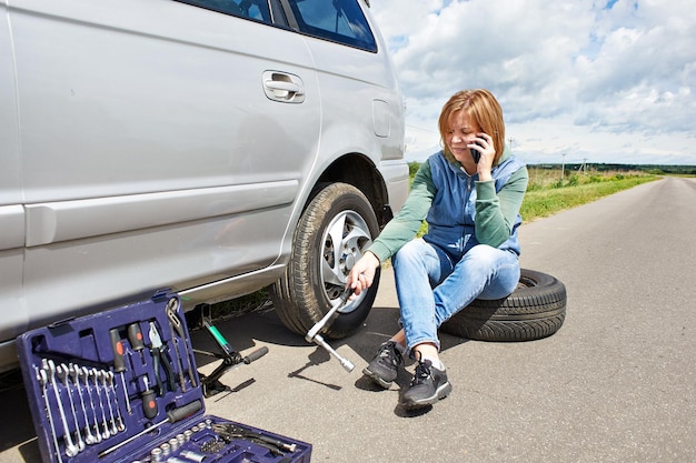 Mulher com telefone está chamando em serviço de carro