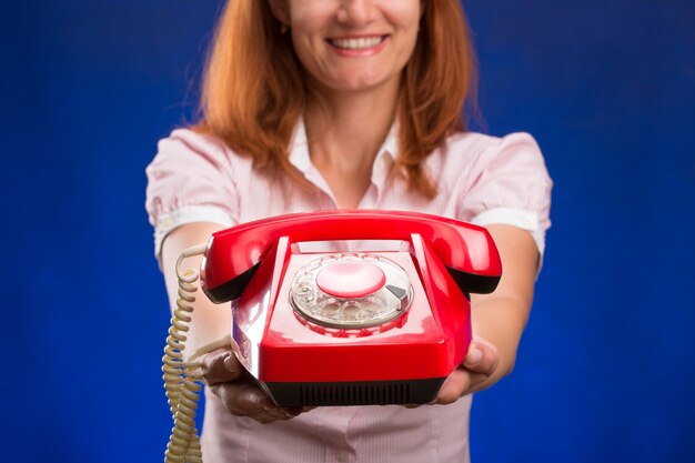 Foto mulher com telefone vermelho