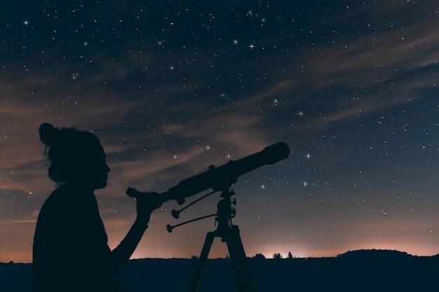 Mulher com telescópio astronômico. Céu noturno, com nuvens e constelações, Hércules, Draco, Ursa Maior, Ursa Menor, Ursa Maior, Botes
