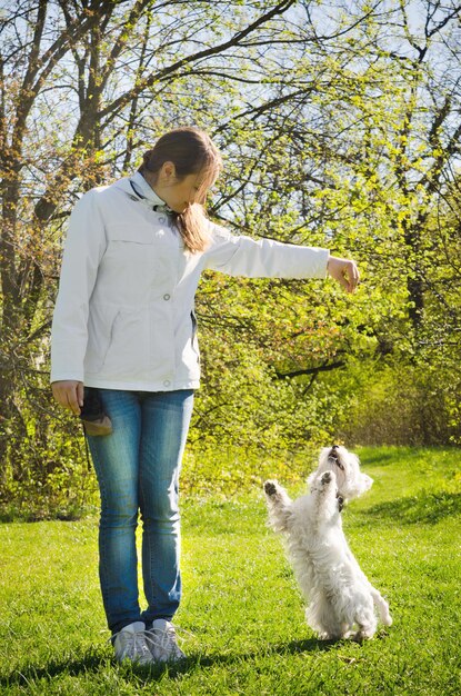 mulher com terrier