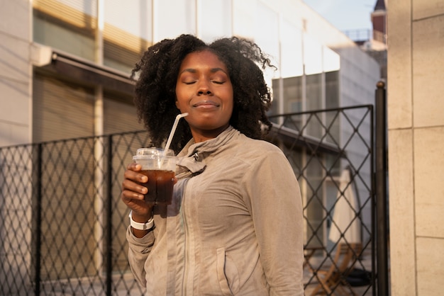 Mulher com tiro médio de café gelado