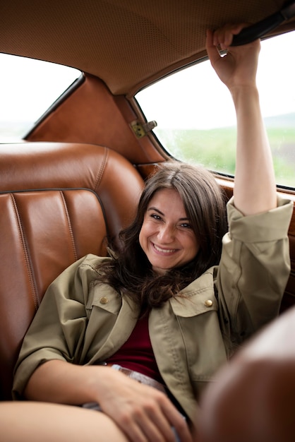 Foto mulher com tiro médio no carro