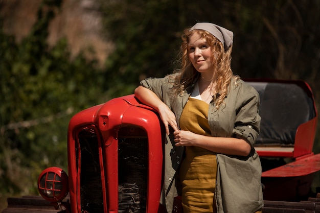 Foto mulher com tiro médio perto da máquina agrícola