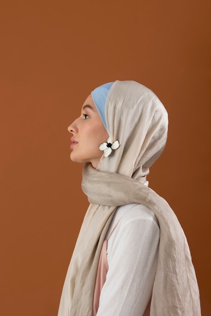 Foto mulher com tiro médio usando hijab