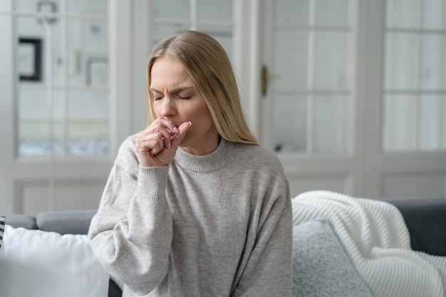 mulher com tosse e infecção viral