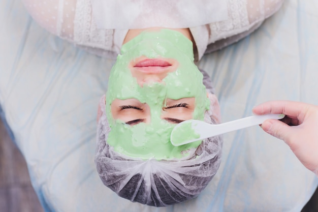 Mulher com tratamento de creme de algas para a pele