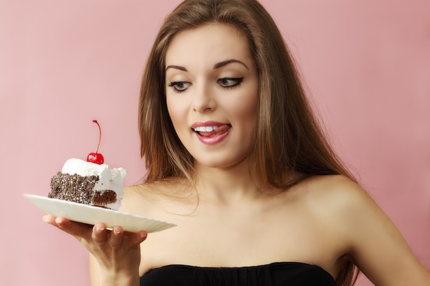 Foto mulher com um bolo