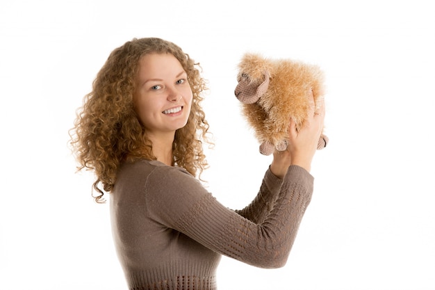 Mulher com um cachorro de pelúcia