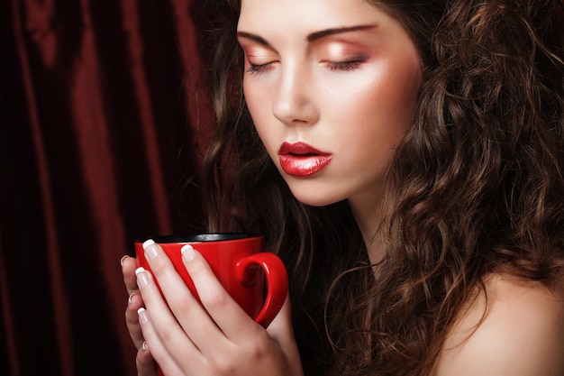 Mulher com um café aromático